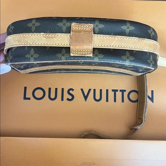 Authentic Louis Vuitton jeune fille crossbody bag - Picture 3 of 10